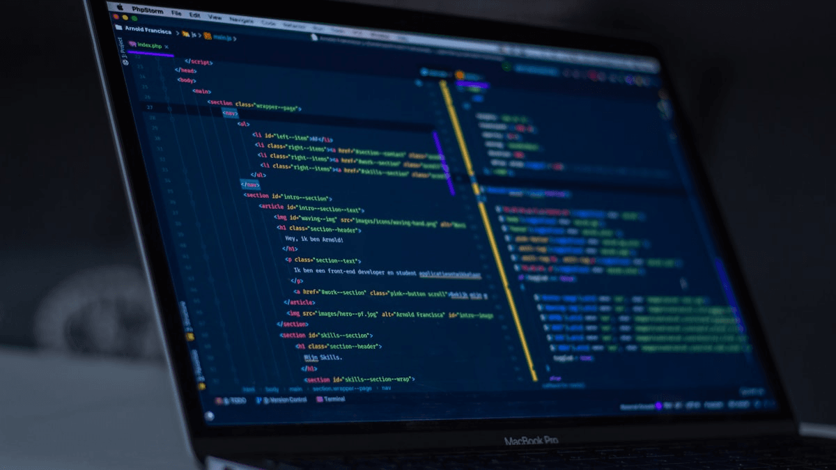Copertina: Perché aggiornare PHP all’ultima versione stabile: vantaggi di velocità, sicurezza e stabilità per il tuo CMS