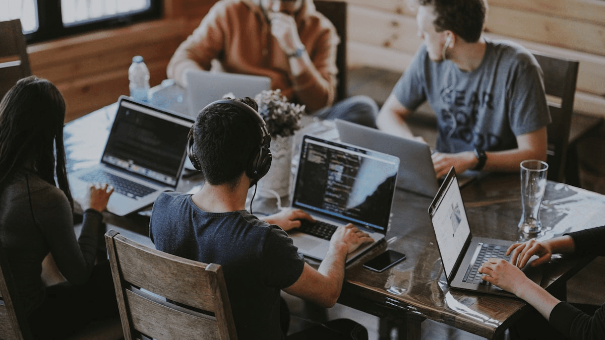 Copertina: Scegliere la piattaforma eCommerce ideale: confronto tecnico tra Shopify, WooCommerce, Magento e soluzioni custom